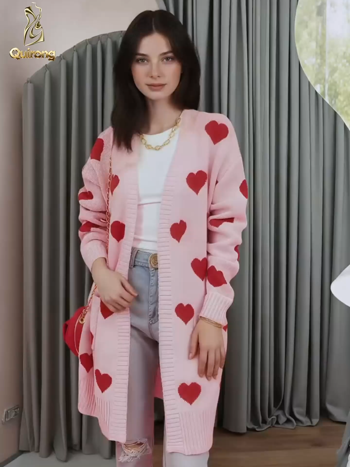 Wrap yourself in it and sit by the window reading—when sunlight falls on the pink fabric, even time feels soft and fluffy, lazy yet comforting.#衣服 #clothing #fashion #OOTD