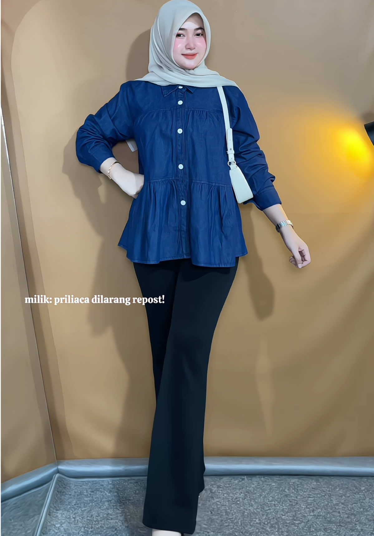 lagi sukaa bgtt pake kemeja jeans❤️ bikin cerah + cakeuuppp😍🫶🏻 #kemejawanita #kemejajeans #atasanjeans #kemejaoversize #kemejapolos 