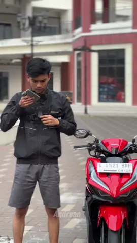 Chest strap hp evogrip holder tali dada Fitur Produk: ✓ Produk ini sangat elastis dan memiliki Tali yang dapat di adjust/di sesuaikan sehingga lebih cocok digunakan untuk berbagai ukuran badan. ✓ Mudah dipasang dan dilepas, sudut pengambilan gambar yang dapat disesuaikan, tekan tombol pelepas shutter untuk mengambil gambar ✓ Cocok untuk sebagian besar ponsel 3.5-6.8 inci ✓ Bisa diputar 360° sehingga posisi hp bisa horizontal maupun vertikal ✓ Chest belt ini menggunakan bahan Nilon dan plastik berkualitas sehingga lebih aman kuat dan kokoh bisa menopang smartphone Anda dengan stabil. ✓ Sangat Fleksibel sehingga mudah dibawa travelling. ✓Cocok untuk kegiatan out door: ski, memancing, bersepeda, sepeda motor, dll untuk pengambilan video yang tidak memakai tangan. Spesifikasi Produk: Material: Nilon Berat : 260gr Kelengkapan Produk : 1 Chest Harness Strap 1 Phone Holder 1 Mount Adapter 1 Base Mount 1 J Hook 1 Screw #holder #holderhp #cheststrap #cheststrapholder 