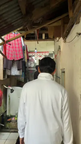 Setiap senyum warganya adalah semangat bagi pemimpin Dengan penuh kepedulian, Bupati Cianjur hadir menjenguk warga yang sedang sakit. Tak hanya membawa doa dan dukungan, beliau juga memberikan bantuan kesehatan serta kursi roda agar warganya dapat lebih nyaman dan kuat menjalani hari-hari. Kehadiran yang tulus ini menjadi pengingat bahwa kepemimpinan bukan sekadar membangun infrastruktur, tetapi juga mengulurkan tangan untuk meringankan beban dan menguatkan hati. #drmohammadwahyu 
