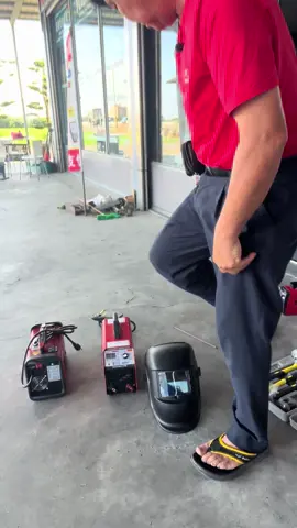 介紹一下我的電焊機，還有電焊帽，看看我自己修鏟子，效果有沒有很爛，很爛分享一下，按讚一下，謝謝大家。