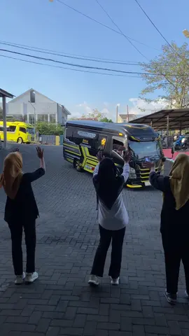 Rumah Makan dan Pusat Oleh Oleh HC Putra Kota Batu ◻️ Buka setiap hari ◻️ Kapasitas rumah makan ± 1000 orang ◻️ Kapasitas parkir ± 50 big bus ◻️ Fasilitas ± 80 toilet (air hangat & toilet duduk) ◻️ Musholla ◻️ Jarak dari Jatim Park 2 cuman 3 menit Mulai dari pilihan snack, aneka kue, maenan, permen, keripik tempe, pie susu, souvenir dan strudel… kamu bisa temukan di sini dan untuk harga kami relatif terjangkau dan murah jadi jangan ragu untuk mampir yaaa Info Reservasi 📞       : 0811 3120 354 Maps  :  HC Putra Oleh Oleh ————————————————————— Jangan lupa follow dan tag momen kalian saat di HC Putra Oleh Oleh #pusatoleholeh #rumahmakan  #kotabatu  #salampariwisata #hanyadihcputra Lokasi: Sebelum Jatim Park 2