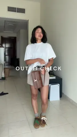 Can’t tell how many times a plain white tee has saved me from a crash out #fitcheck #OOTD 