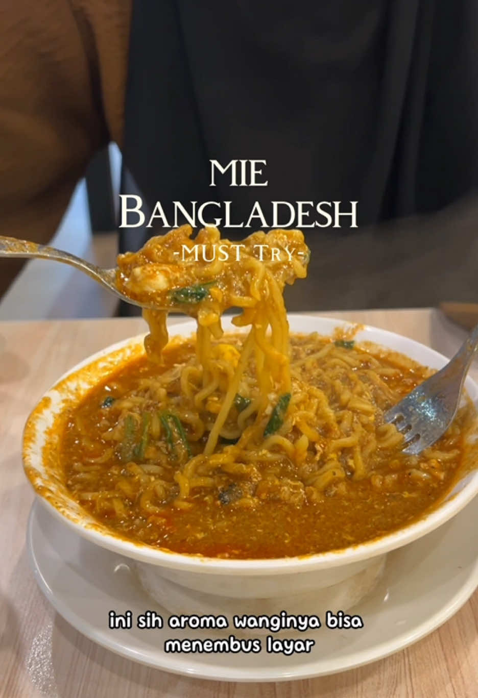 Ga bisa nolak kalau soal mie, Warkop spesialis Mie Bangladesh yang buka sampai malam ini wajib kalian datangin, mie nya enak, must try‼️ alamatnya ada di video ya disekitar sini juga ada hotel yang affordable, jadi kalau kalian sekalian mau staycation bisa kesini lokasinya dekat dengan @warkopputraagam dan dekat dengan Trans Studio Bandung, catat alamatnya ya 📍RedDoorz near Trans Studio Mall 3   Jl Gatot Subroto No 62, Bandung Bookingnya via aplikasi @reddoorzid biar makin hemat dan praktis, jangan lupa pakai kode voucher YUKNGINEP untuk dapat diskon tambahan. #redtravelers #redtraveler #bukasemuapintu #wisatabandung #placetogobandung   