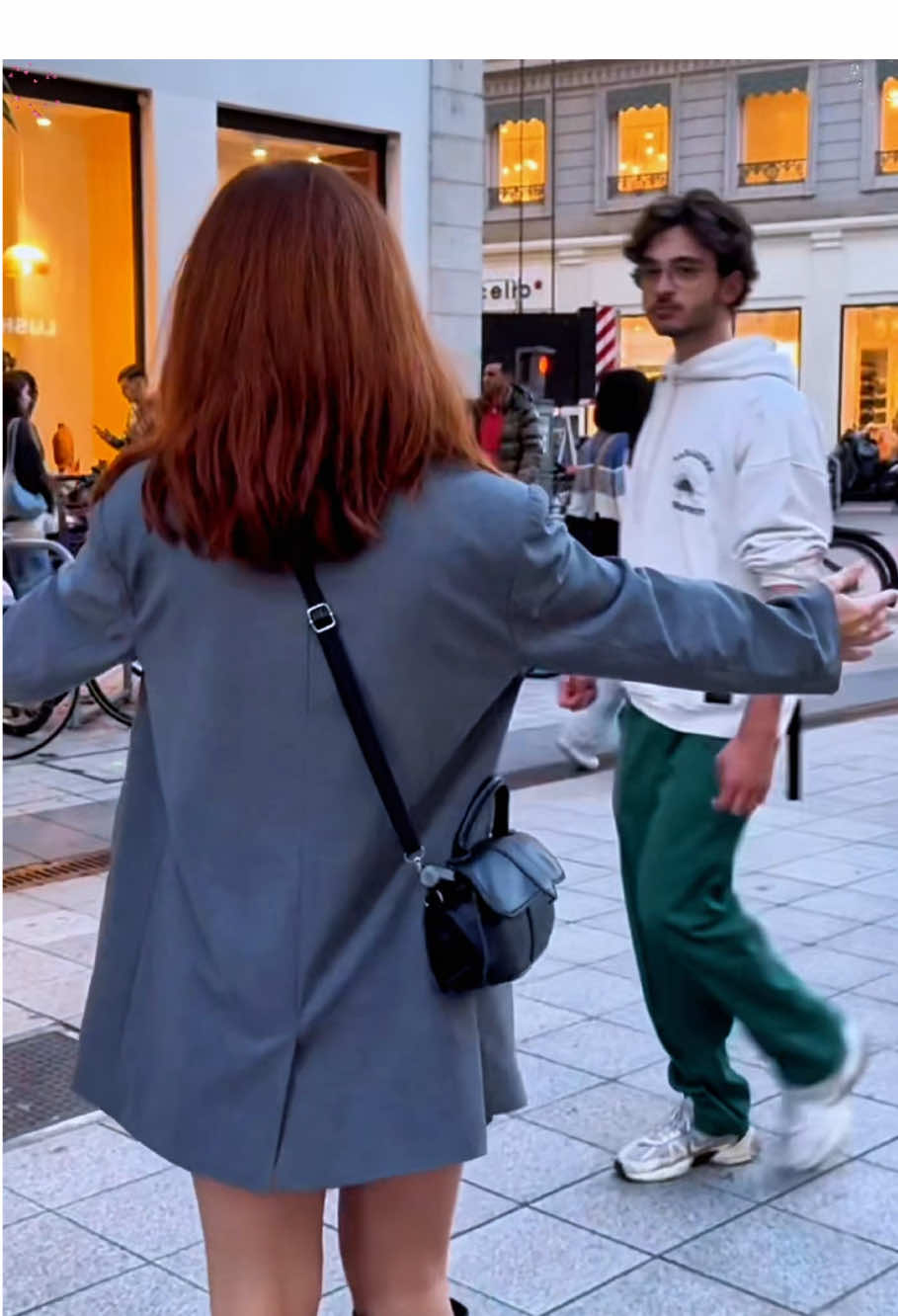 Would you give me a hug?😭❤️#lyon #microtrottoir #loveyou #hug #calin #inconnu #danslarue