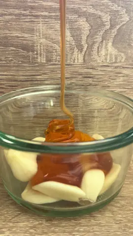 Comment faire ton ail fermenté au miel 🧄🍯 1️⃣ Mets 8 gousses d’ail fraîches, entières et pelées dans un bocal. 2️⃣ Recouvre-les entièrement de ton miel cru d’apiculteur (local = encore mieux 🌿). 3️⃣ Ferme ton pot (sans clips hermétiques) et retourne-le doucement pour bien enrober l’ail. 4️⃣ Relâche le couvercle pour laisser l’air s’échapper et laisse ton pot à température ambiante pendant au moins 1 mois. 5️⃣ L’ail va flotter au début → c’est normal. Retourne ou secoue très doucement le pot tous les 2-3 jours pour qu’il reste bien recouvert de miel. 6️⃣ Tu verras apparaître des petites bulles ✨ → signe que la fermentation fonctionne. 7️⃣ L’étape de fermentation initiale est terminée quand les bulles ralentissent et que le mélange ne « dégaze » presque plus. 8️⃣ Conserve ensuite ton pot dans un endroit frais, à l’abri de la lumière, jusqu’à 1 an. 🌟 Bienfaits : 	•	L’ail est antiviral & antibactérien, 	•	Le miel est riche en antioxydants, 	•	Ensemble, ils nourrissent les bonnes bactéries & probiotiques et renforcent naturellement l’immunité 💪 👉 Pour l’utiliser : 	•	Une cuillère de miel, 	•	Ou une gousse d’ail confite, 	•	Ou les deux quand tu sens que ton corps a besoin d’un petit coup de boost. Tu peux aussi l’ajouter dans une tisane ou un jus. 🍵🥤 #remedenaturel #fermentation #ail #miel #santenaturelle 