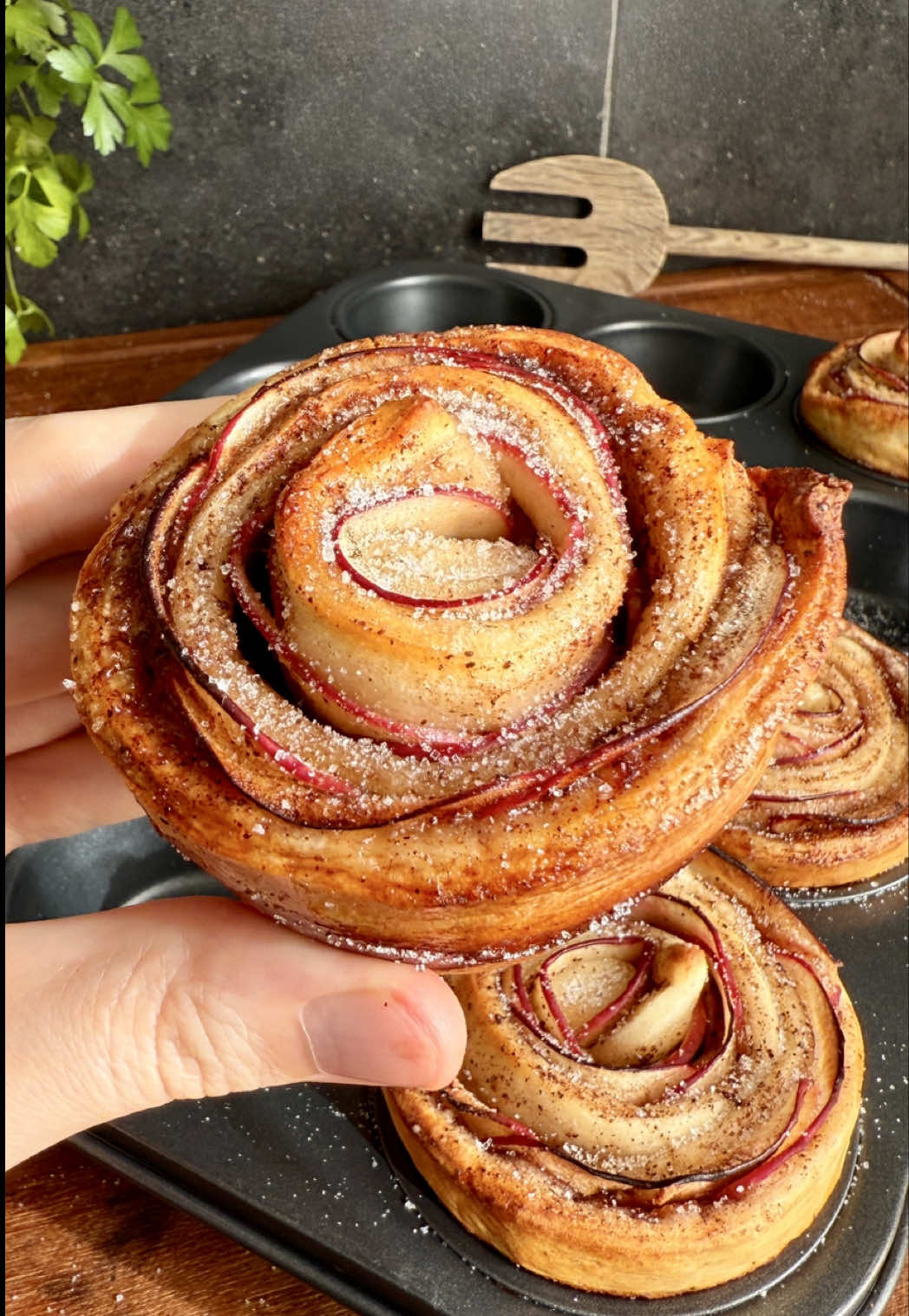 🍎ÄPPELROSOR🌹🍦 Smakar som en nygräddad äppelpaj blandat med saftig kanelbulle, en otrolig kombo!! Ett superroligt, prisvärt och väldigt gott recept som imponerar på de flesta🌟 RECEPT (8 ST) 1 stort rött äpple 400 g färdig pizzadeg (eller smördeg) Kanel och sötströ Grädda i ugnen på 200 grader, ca 20 min. Makros/st (uträknat med pizzadeg): Ca 142 kcal 2 g fett 26 g kolhydrater 4 g protein