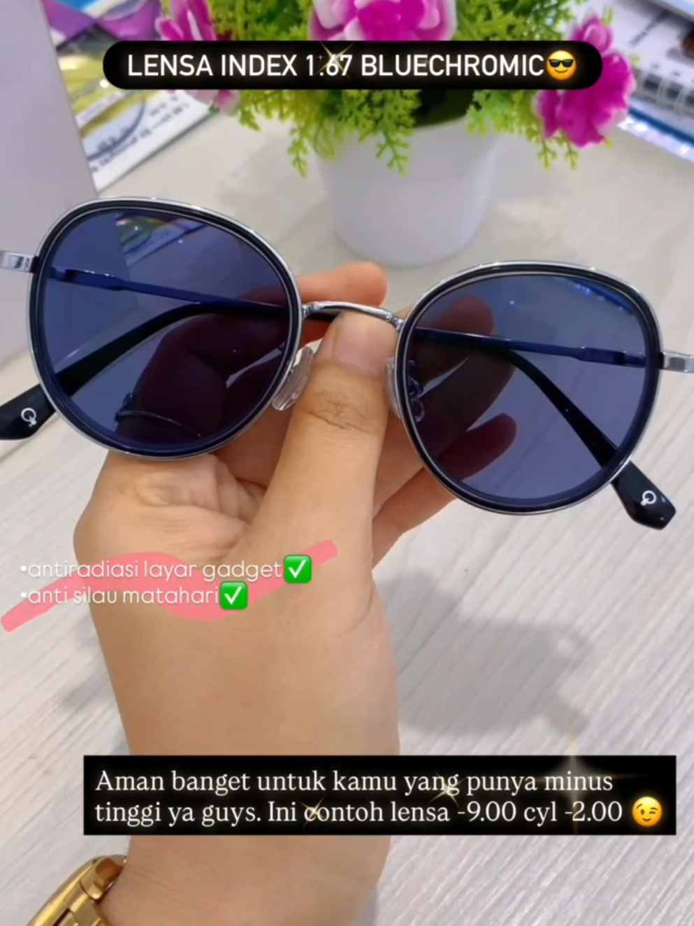 Gimana sih tampilan kalau minus tinggi cylinder tinggi kalau pakai lensa bluecromic dan ditipisin lensanya? 🤔  Uwaaaw jadinya lensa dipertipis bisa di mix dengan lensa bluecromic juga🥰 lebih tipis kan genks gak keliatan tebel lagi dan tampil kece dengan perubahan warnanya, jadi kamu bisa lebih percaya diri deh 🤓❤ Tersedia berbagai lensa : •Crmc •Photochromic •Blueray •Bluechromic  •Antifog (Anti Embun)  •One Drive (Anti Reflection)  Setiap pembelian Free :  * Hardcase  * Kain Microfiber * Cairan pembersih  Periksa Mata Gratis (Komputer & Manual) 📍Location Optik :  Optik Rizki Eye+ Prabumulih Jl. Jendral Sudirman No.28, Tugu Kecil, Kec. Prabumulih Tim., Kota Prabumulih Sumatera Selatan 31113 WA/Telp : ⁨085185137707 #masukberandafyp #kacamatamurah 