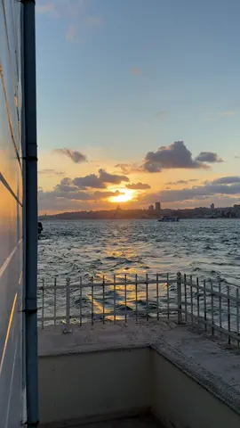 لَقَدْ فَنِيَتْ رُوحِي عَلَيْكَ صَبابَةً فَما أَنْتَ يا رُوحِي العَزيزَةُ صانِعُ؟ وَغَيْرُكَ إِنْ وافى إِلَيَّ فَما أَنا ناظِرٌ إِلَيْهِ وَإِنْ نادى فَما أَنا، أَنا سامِعُ #عبدالرحمن_محمد #حبيبي_على_الدنيا #❤️ 