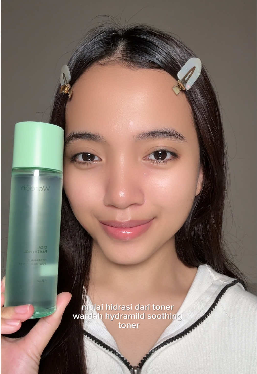 Glowing skin nggak dimulai dari serum atau krim mahal. Kulit sehat mulai dari hidrasi ✨ #TonerWajahWardah #TonerViral #TonerPalingSoft #SkincareRoutine #hydratingtoner 