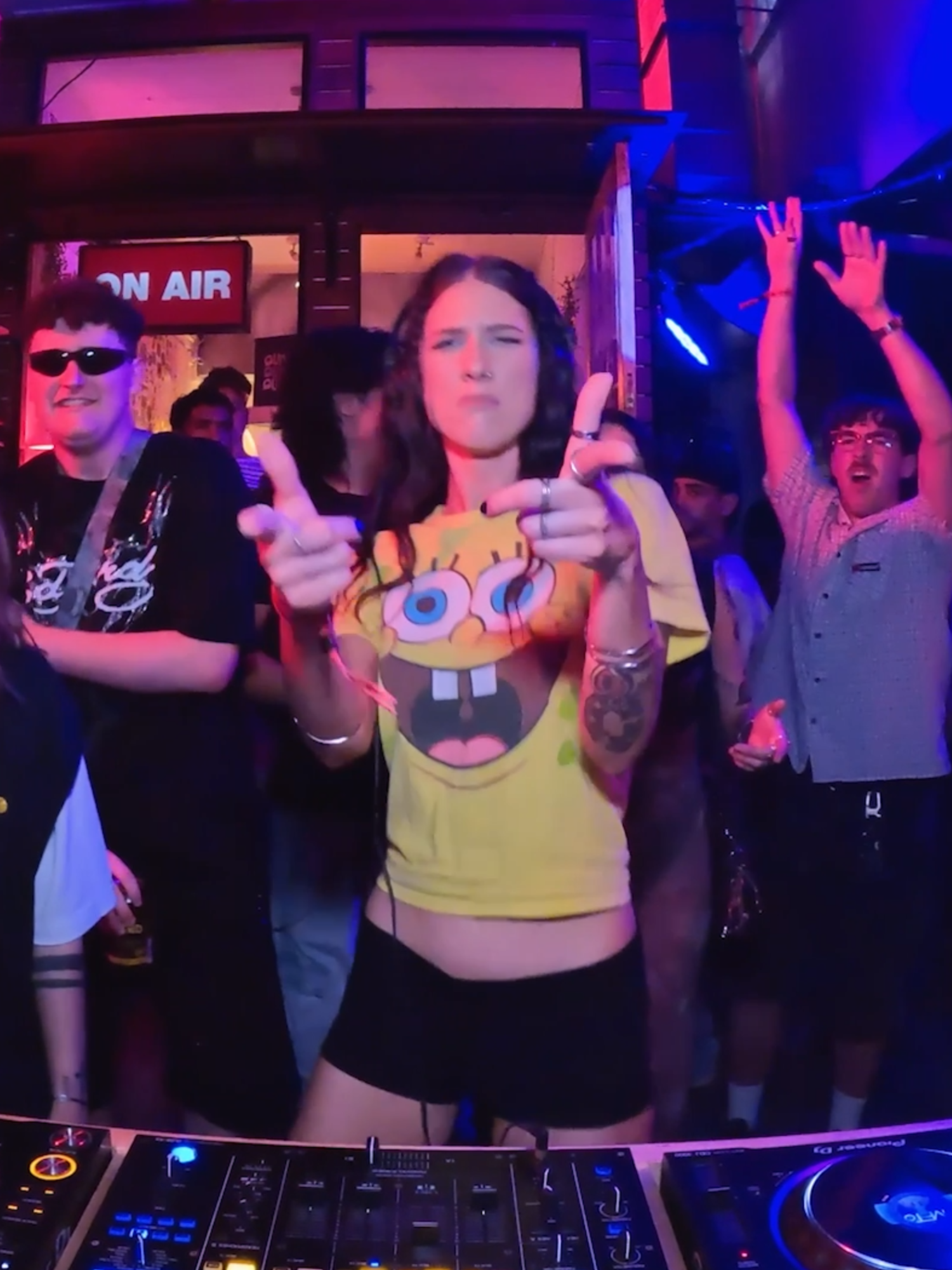 Satisfaction into reggaeton?? 🤯🇵🇷   @nat444sha #familytreebne #dayparty #femaledj #satisfaction #djtransition