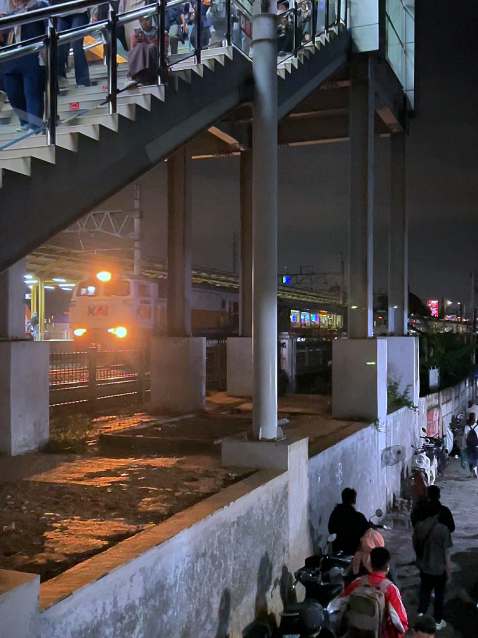 Kereta di Stasiun Kranji. Videonya boleh diambil buat bahan content creator pemula, di izinin. #mediawb #jakarta #fyp #foryoupage #stasiunkranji 