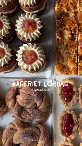 Here’s everything I baked for yesterday’s Bageriet Lördag pastry box: 🍁Brown sugar mini cakes with brown butter smbc and a fall fruit compote 🍁Oat shortbread thumbprints with caramel and red currants 🍁Almond bars with a honey almond topping 🍁kanelkrinlor, which are swedish style cinnamon sugar twists 🍁And a peak inside the box  #bagerietlördag #pastrybox #recap