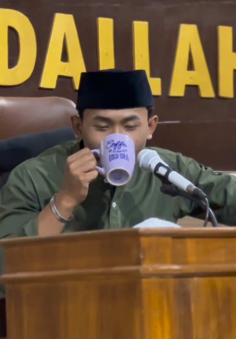 Cah lanang Seng di ombe sak gelas seng di pikir sak ndunyo😭 . #viralvideo #viralvideotiktok #viralvideotiktokparati #fypシ゚viral #fypシ゚viral🖤tiktok @MT. IBADALLAH OFFICIAL 