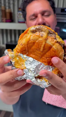 🔥 برجر معرق بتحبيشة أسطورية لذيذة وشهية..  وصفة مش بس تشبع،  لكن تعيشك تجربة مطاعم فاخرة من قلب بيتك 🍔✨ اللحم مع البصل والفلفل يعطيك طراوة ونكهة ما تنسى،  والجبن يذوب بين الطبقات ويخلي كل لقمة أمتع من الثانية للمزيد من الوصفات حياكم الله بحسابي @misho_baeshen المكونات: لحم مفروم  500جم بصل أبيض مفروم متوسط ملح حسب الرغبة فلفل أسود نصف م/ص زيت عادي شرائح جبن شيدر خبز برجر سمسم للصوص: مايونيز كاتشب خردل مخلل مقطع ناعم خطوات التحضير: ابدأ بتسخين الصاج على نار متوسطة وأضف قليل زيت ضع كرة من اللحم واضغطها حتى تتحول لشريحة برجر مسطحة انتظر حتى يتحمر الوجه الأول ثم اقلب على الوجه الثاني أضف فوقها البصل المفروم ورشة فلفل أسود لتعزيز النكهة اترك اللحم يعرق مع البصل حتى يتشرب الطعم تمامًا ضع شريحة جبن فوق البرجر ودعها تذوب بهدوء غطها بشريحة لحم ثانية وأضف فوقها شريحة جبن إضافية رش قليل ماء على الصاج ثم غطه نصف دقيقة حتى يذوب الجبن ارفع البرجر وغلفه بالقصدير دقيقة ليحافظ على الحرارة والعصارة التقديم: افتح خبز البرجر المحمص قليلًا ادهن بالصوص المكون من مايونيز + كاتشب + خردل + مخلل ناعم ضع طبقة اللحم والجبن الغنية وأغلق بالخبز الساخن قدمه مباشرة مع بطاطس مقلية أو شرائح مخلل إضافية ⏰ وقت التحضير: 20 دقيقة 👥 الكمية تكفي: 2 شخص كل لقمة من البرجر المعرق بتحبيشته الأسطورية تخليك تحس كأنك قاعد في مطعم راقي..  تجربة ما تتفوت ولازم تنعاد! 🔥🍔