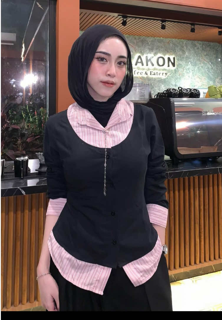 Kemeja fitted simple & bagus bgt looknya 📷🤍 #kemejawanita #kemejafitted #atasanwanitamurah #ootdfashion #fyp @Wispie 