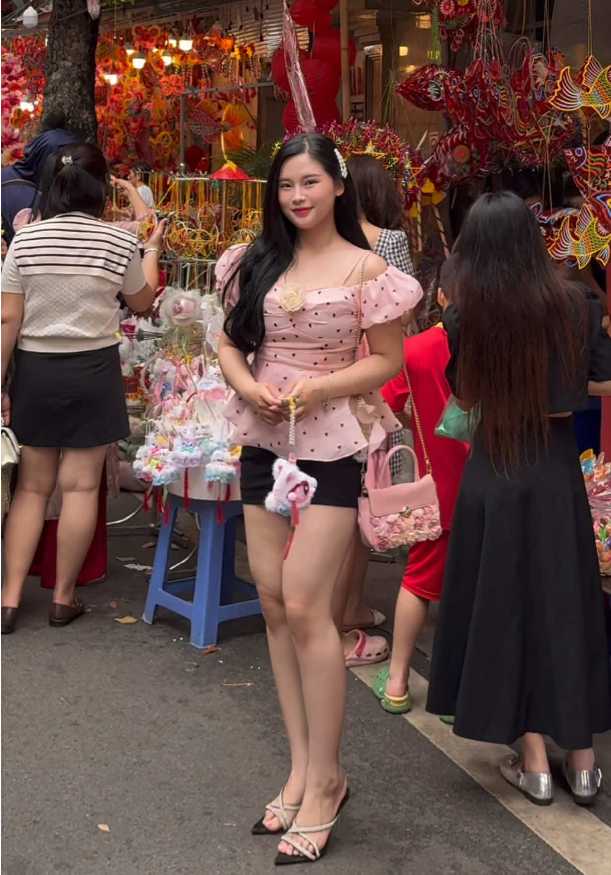 Bé đi đón trung thu 🥳 #xuhuong#fyp#foryou#viral  