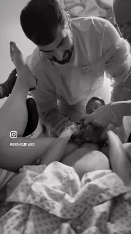 ✨ A true miracle of life ✨ The doctor gave dad the chance to welcome his baby into the world together with mom ❤️ An unforgettable moment, filled with love, emotion, and strength. Birth is not only mom’s journey, but an experience that unites the whole family 🤍 #MiracleOfLife #FamilyMoments #Birth #Love 