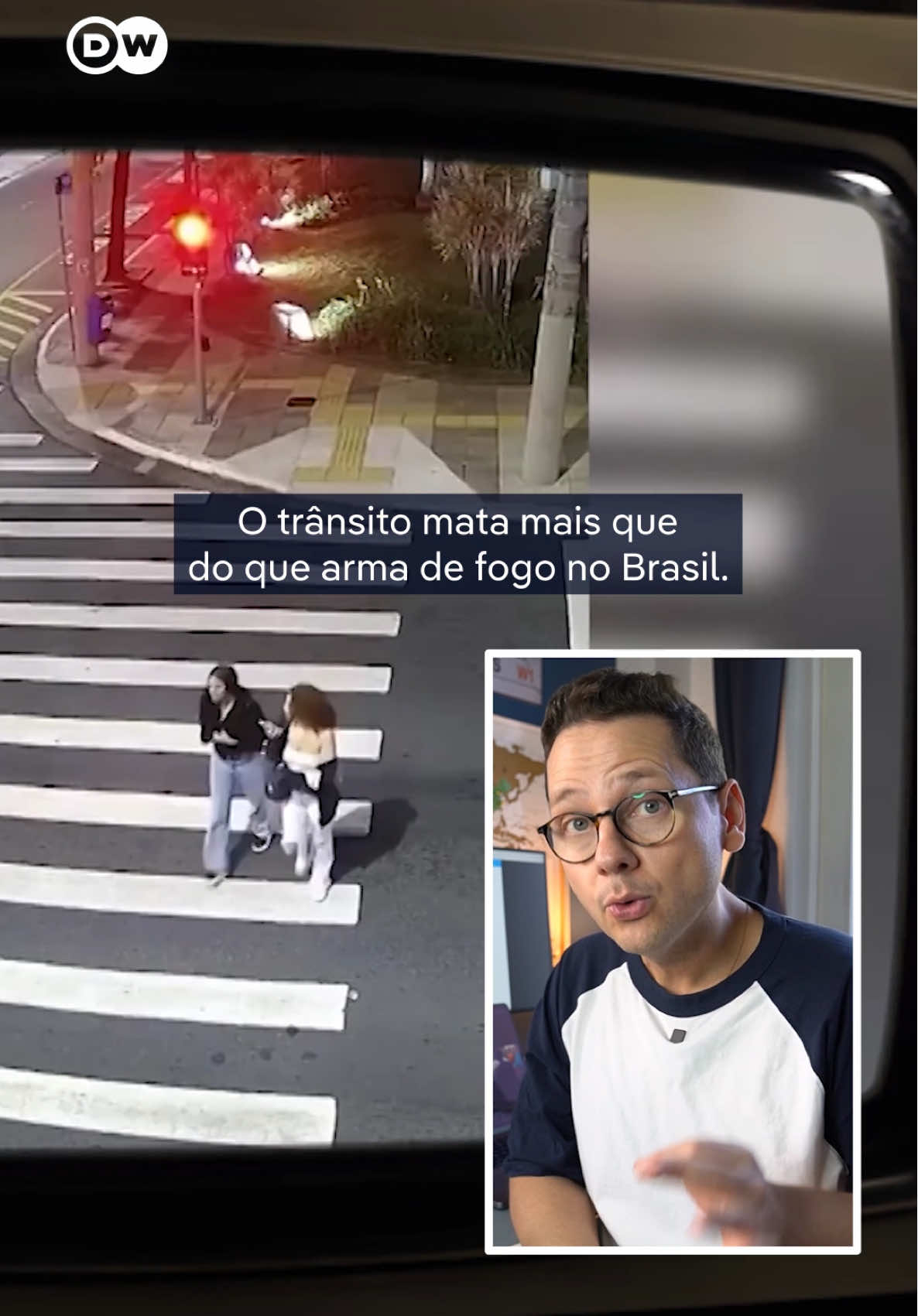 A guerra normalizada nas ruas brasileiras  Mais de 120 pessoas m0rrem por dia no #trânsito brasileiro, superando as m0rtes por armas de fogo. Especialistas citam falhas na fiscalização, impunidade e #cidades desenhadas para #arros que expõem pedestres, ciclistas e motociclistas. #tiktoknotícias  ➡️ Veja no vídeo da @dw.brasil, parceira do Metrópoles.