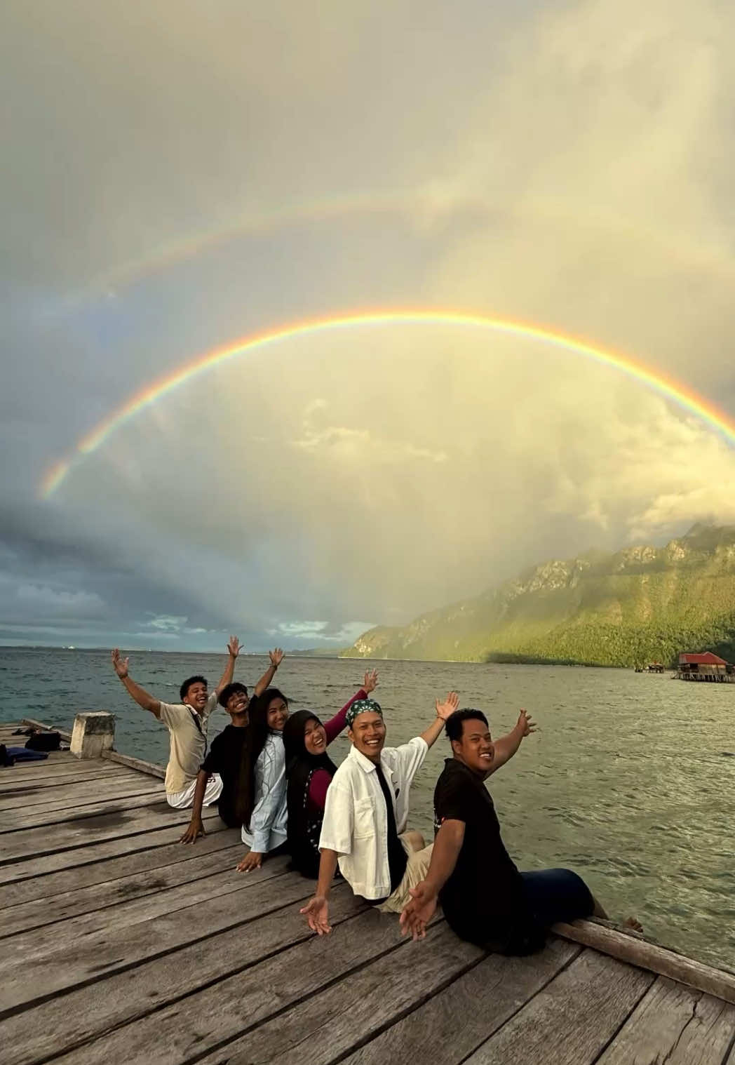 Baru kali ini lihat pelangi langsung 2 sekaligus di Negeri Saleman 🏞️🌈 #negerisaleman #wisatasaleman #malukutengah #exploremaluku 
