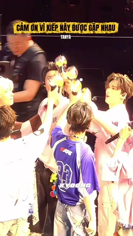 Có những cuộc gặp gỡ không hẹn trước, nhưng lại trở thành điều quý giá nhất trong đời 💛🖤 #tnt时代少年团 #xh #xuhuong #fyp 