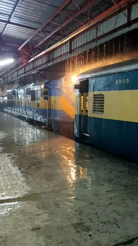 রাতে ট্রেনের বৃষ্টিবিলাস💥💛 #tiktok  #travel  #train  #rain  #nightcore 