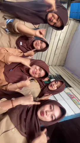 sesuai kepercayaan masing” ajalah yaa😭