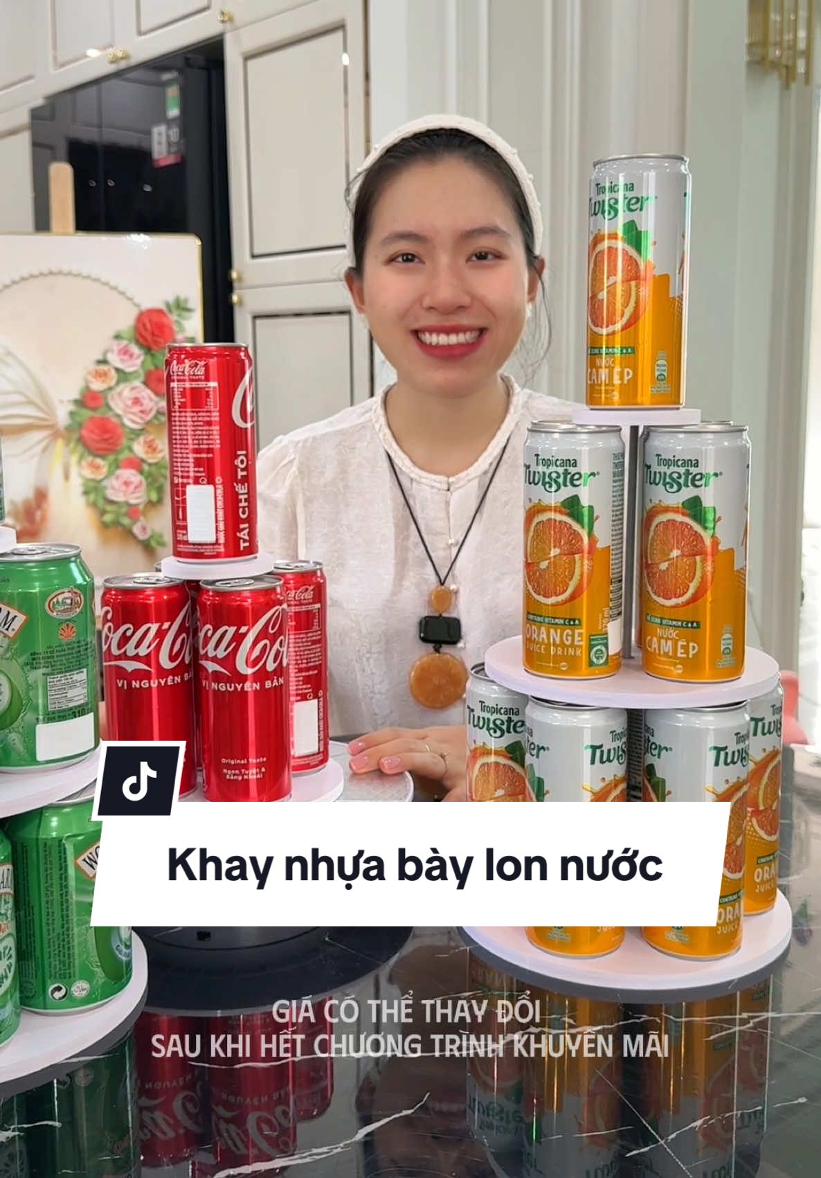 Khay nhựa bày lon nước rất tiện, không sợ đổ 