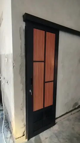 pintu sleding aluminium, menggunakan bahan pintu 8cm dengan isian acp.  #pintualuminium #aluminiumsemarang #semarangdansekitarnya #pintugeseraluminium #fyp 