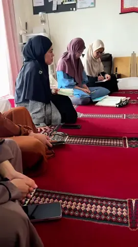 Muslimah sejati bukan hanya indah akhlaknya, tapi juga kuat imannya. Di akhir zaman, menjaga ketaqwaan adalah mahkota yang tak ternilai🤍🤍 #pengajiandinegriminoritas🇯🇵 #muslimah #islamituindah🥰❤️😍 #kajianislam #istiqomahbersama @Puga  @deziruspita    @IM3gunma_  
