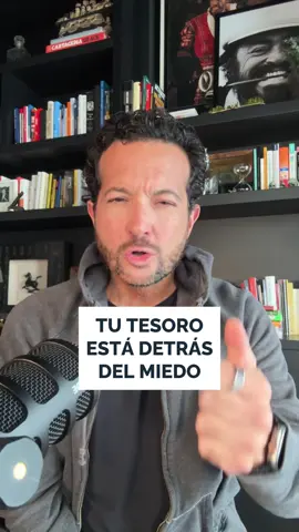 ¿Alguna vez has sentido que necesitas más experiencia o seguridad antes de dar un paso importante? Esa voz que parece lógica en realidad es miedo disfrazado. El miedo no desaparece antes de actuar, solo se rompe en el momento en que lo atraviesas. Y cuando lo haces, descubres que el verdadero tesoro siempre estuvo detrás de él. Atrévete a dar ese salto, aunque tiemble todo por dentro: ahí es donde nace tu crecimiento y tus resultados más valiosos.