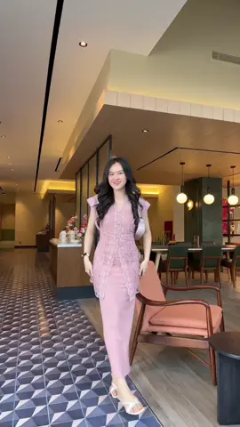 Lucc bgt kondangan pake pink💗