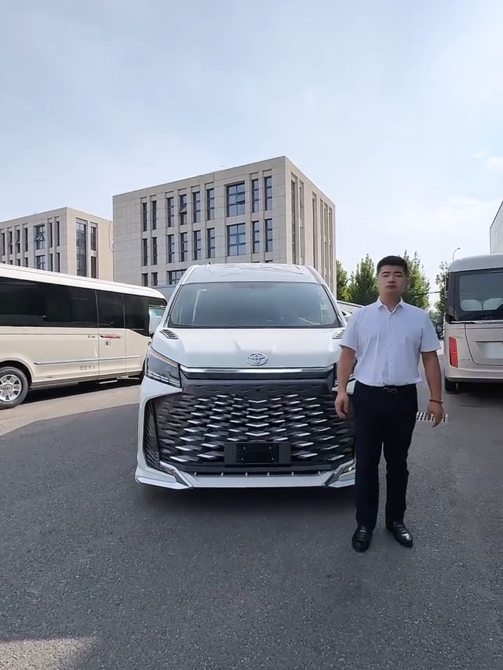 Toyota Hiace 2025 reveals surprising new features 👀 #ToyotaHiace2025 #CarTokReveals #ToyotaUpdates #VanInnovation #AutoBuzzUSA