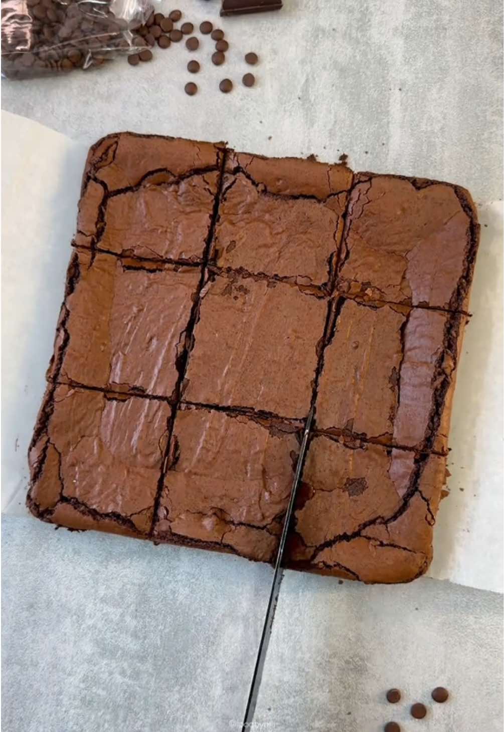 Fudgy brownie! ingredients: 170g unsalted butter (¾ cup) 220g sugar (1 cup) 3 large eggs 250g dark chocolate, chopped (1 ¼ cup) 150g chocolate spread (2/3 cup) 100g flour (¾ cup + 2 tbsp) 30g cocoa powder (¼ cup) 1 tsp salt  •180°C 25-30 mins (depends on the oven) -Procedure: •1. Melt the butter (let it cool slightly before using) and mix it with the sugar until creamy. •2. Add the eggs one at a time, mixing well after each addition. •3. Mix chocolate spread and the melted chocolate (let the chocolate cool slightly before adding) until the mixture is smooth and uniform. •4. Sift together the flour, cocoa, and salt, being careful not to overmix! 5•. Bake in a preheated static oven at 180°C (350°F) for 25–30 minutes, checking with a toothpick: it should come out with a few moist crumbs attached. Let it completely cool! Enjoy🤎 #brownies #chocolate #recipes #dessert #fyp 