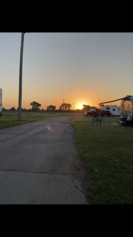 That sunrise tho! Let’s get it done!! #horseshow #horseshowmom #horses #barrelracing  #daughters 