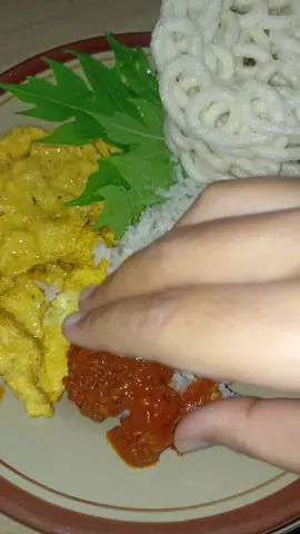 telur dadar, sambel, kerupuk, lalap daun kates enom, nikmat Gusti 🙏🙏#mukbang #indonesianfood 