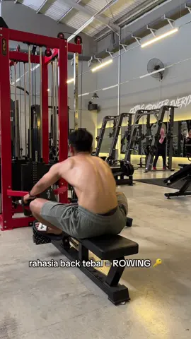 Banyak yang ngejar lebar back, tapi lupa sama tebalnya. Jawabannya simple: rowing. #back #backexercise #gym