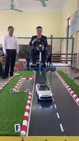 تعليم السياقة في الصين ، كيفية ركن سيارة بشكل موازي للرصيف بطريقة صحيحة #pourtoii #tiktoklive #tiktok #paratiiiiiiiiiiiiiiiiiiiiiiiiiiiiiii #edit 