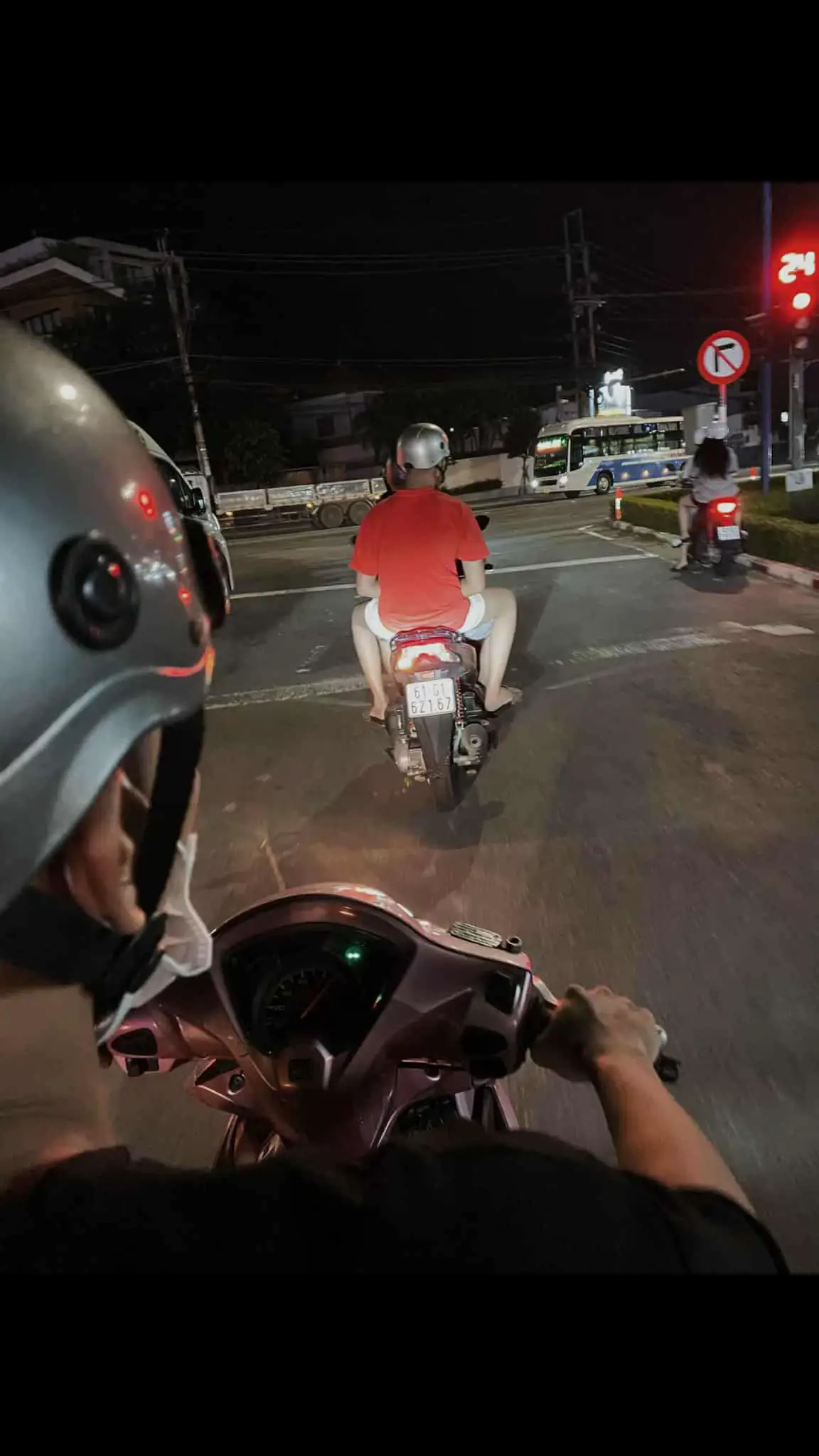 Khói thuốc tàn phẩy tay trong gió...! Ngó lên trời xem còn mấy Ai... Sống không sai nhưng đời cứ làm khó...! Lòng người méo mó thì trách ai đây... #xuhuong #viral 