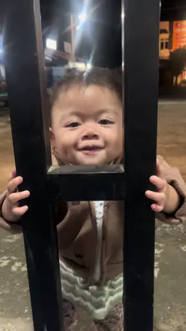 Gak mau gabung main sama abangnya jadi main sendiri dia