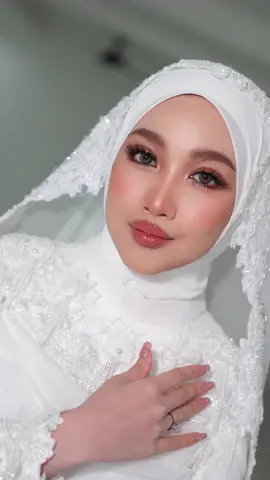 MakeupbyMe : @yuyunk92_muajb  Canvas : @nrfrzna.ys  Attire: @natakirazlah  Hijabstylist : @nanadh_muajb  . #mua #makeuptutorial #muajb #makeupartist #makeupartistsworldwide      