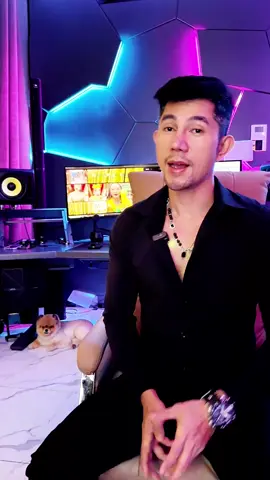 Bà dì trong truyền thuyết vừa được thêu dệt thêm một cú twist hài hước bởi Phú Bà Cần Thơ, “tung chưởng” một đoạn camera giả để làm bằng chứng ngoại phạm cho “bà dì”. Mà tiếc thay, chiêu này lại coi thường trí thông minh của cộng đồng mạng quá mức! Kết quả là gì? Cả làng mạng bóc trần trong một nốt nhạc, biến đoạn clip giả thành một trò cười “lộ liễu”. Và chắc chắn, lát nữa thế nào Phú Bà Cần Thơ cũng sẽ chống chế: “Ôi, Ngăn cố tình làm giả để dạch chần tâm cơ của bên kia !”  Còn riêng Quang thì thấy Phú Bà Cần Thơ ngày một lạnh lùng và liều lĩnh. Nếu Phú Bà cứ tiếp tục thế này thì nhắc tới Cần Thơ thì ngoài đặt sản quen thuộc, cái biệt danh Ngăn cò sờ lờ sẽ được đưa vào danh sách đặt sản lưu truyền trên cả nước. @NGÂN 98 CHÍNH CHỦ  #ngan98 #luongbangquang #ngancollagenxaolo 