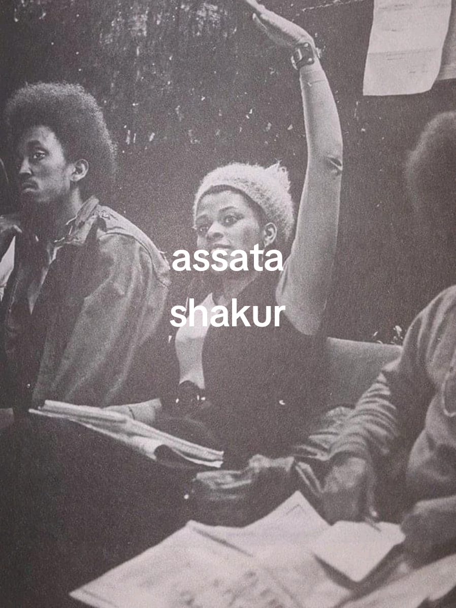 Assata Shakur: Aufgewachsen im Amerika der 50er/60er, wo Rassismus und Polizeigewalt Alltag waren. Ihr Leben zeigt, wie Unterdrückung Bewusstsein schafft und warum Widerstand oft keine Wahl, sondern Überleben ist. #assatashakur #blackliberation #systemicracism #bornfreelivefreediefree #CapCut 