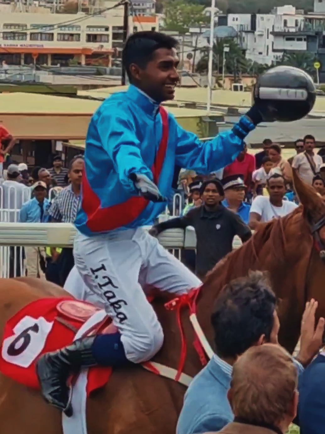 ⚡ Revivez les temps forts de la Barbé Cup 2025 🏆 Victoire de Itsrainingwilliam sous la monte de I.Taka 🐎🔥 L’Écurie Gujadhur et ses fans en force au Champs de Mars, faisant vibrer tout l’hippodrome 🙌💙❤️ #DroitAuBut #ChampDeMars #Winner #Main #Race 