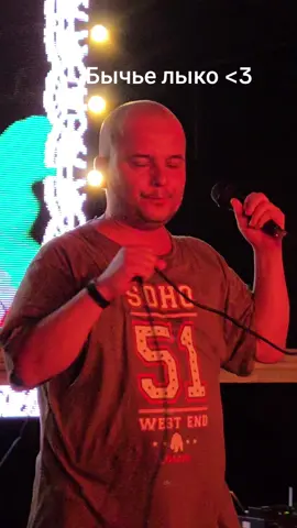 Осторожный, как Наф-Наф Место встречи угадав Я лечу лечу на всех парах Молитву прочитав Старики сказали «лав н пис», Смертию смерть поправ Пепел к пеплу, к праху прах У братвы нормальный стафф Не дома, на руках Диапазон на пять октав Я имел дурную славу Я поднялся их набрав Ну эти… лисы, бесы Чисто санитары леса А мы как в нехорошей сказке Приуныли, ждём развязки Алё, пара дней на всё А кто ответственность несёт? Сколько раз мы их искали Всё напрасно, мы устали Пара дней на всё Ни одна служба не спасёт Преобладает метод тыка Расцветает бычье лыко Это распроклятый труд Три два раз и яды прут Для кого-то это слишком круто Для меня зер гут Ребята чешутся в ночи Им задачу облегчи Веские, но не причины В красном, но не палачи Вылечат, но не врачи Старые, но лихачи Зажурчат, но не ручьи Ты тока движ им поручи Эффектны и красноречивы Пожилые секачи Как постичь первопричины Покажи и научи Алё, пара дней на всё А кто ответственность несёт? Сколько раз мы их искали Всё напрасно, мы устали Пара дней на всё Ни одна служба не спасёт Преобладает метод тыка Расцветает бычье лыко #птицуемъ #4пб #ситников #порезнасобаке #протоприкус 