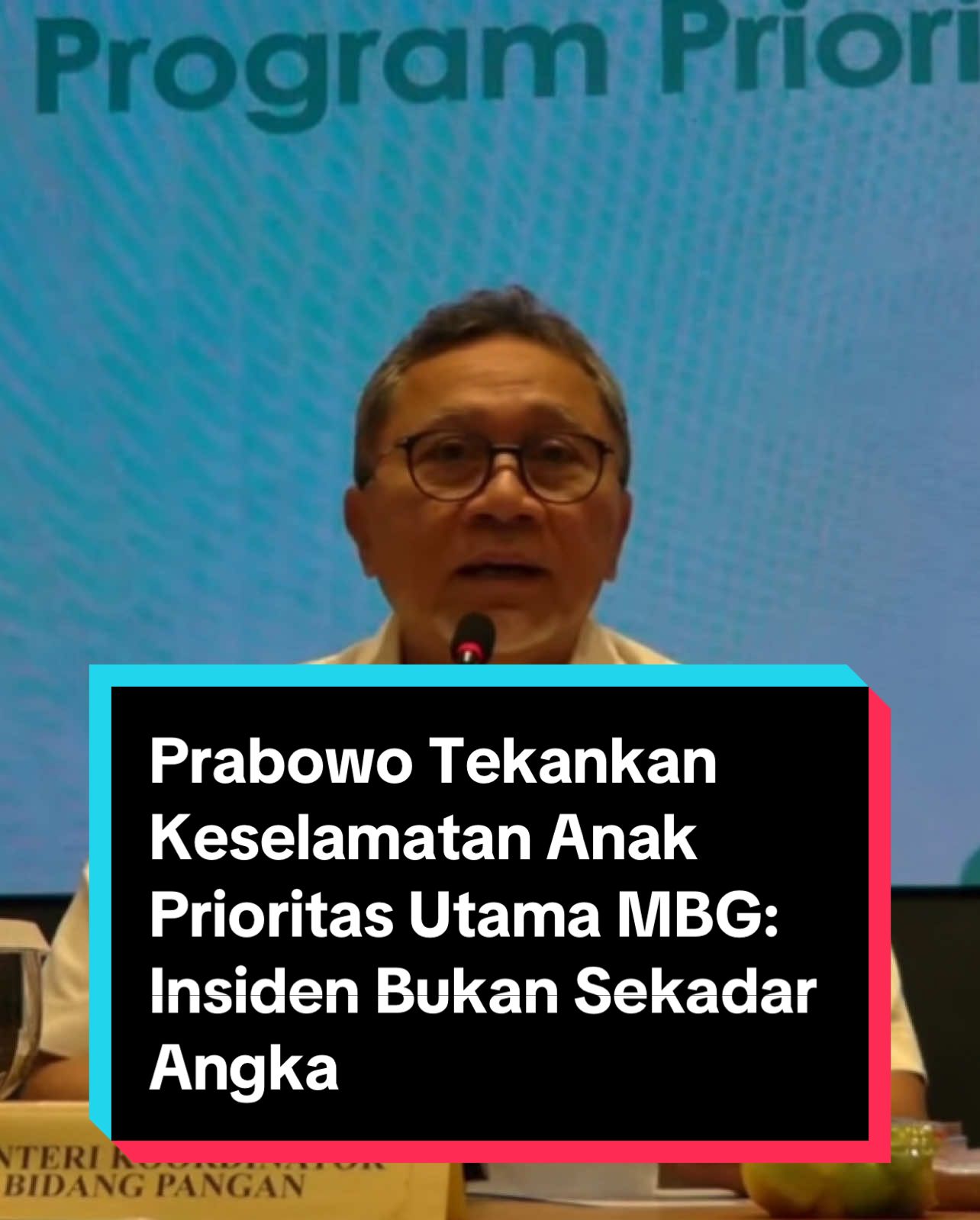 Prabowo Tekankan Keselamatan Anak Prioritas Utama MBG: Insiden Bukan Sekadar Angka Jakarta – Presiden RI Prabowo Subianto menekankan keselamatan anak merupakan prioritas utama dalam pelaksanaan Program Makan Bergizi Gratis (MBG). Hal ini disampaikan Menteri Koordinator Bidang Pangan Zulkifli Hasan (Zulhas) usai rapat koordinasi di Kementerian Kesehatan, Minggu (28/9). “Kemarin, Bapak Presiden setibanya di Tanah Air langsung memimpin beberapa menteri di Halim untuk mengadakan rapat. Salah satu yang dibahas adalah mengenai Makan Bergizi Gratis. Setelah dari Halim, semalam masih melanjutkan pembahasan soal Makan Bergizi Gratis. Dan siang ini, atas instruksi dari Bapak Presiden, kami melakukan rapat koordinasi dengan kementerian dan lembaga yang tadi saya sampaikan kepada saudara-saudara,” kata Zulhas. Menurutnya, perhatian Prabowo terhadap insiden yang terjadi di sejumlah Satuan Pelayanan Pemenuhan Gizi (SPPG) sangat serius. “Jadi, betapa serius perhatian Bapak Presiden terhadap masalah ini. Saya sampaikan, atas petunjuk dan arahan Bapak Presiden bahwa bagi pemerintah, keselamatan anak adalah prioritas utama. Kami menegaskan, insiden bukan sekadar angka, tetapi menyangkut keselamatan generasi penerus,” tegas Zulhas. Langkah yang ditempuh meliputi penutupan sementara SPPG bermasalah, evaluasi kedisiplinan di SPPG khususnya juru masak, serta sterilisasi peralatan dan perbaikan sanitasi, kualitas air, dan alur limbah.  “Kemudian diperintahkan semua kementerian, lembaga, pemda, pemangku kepentingan program MBG ikut dan aktif dalam proses perbaikannya. Kementerian, daerah, lembaga terkait juga harus bersama-sama aktif. Tidak menunggu, tapi aktif melakukan pengawasan,” tegasnya. Zulhas menambahkan bahwa setiap SPPG  diwajibkan memiliki sertifikat laik higienis dan sanitasi (SLHS). “Memang sertifikat laik higienis dan sanitasi itu syarat. Tetapi setelah kejadian, sekarang mendapat perhatian khusus. Harus, atau wajib hukumnya, setiap SPPG punya SLHS. Harus. Karena kalau tidak ada, nanti kejadian lagi, kejadian lagi. Karena keselamatan anak-anak kita adalah perintah utama,” tuturnya. Pemerintah juga meminta puskesmas dan Usaha Kesehatan Sekolah (UKS) ikut aktif melakukan pemantauan rutin. “Kami sudah meminta juga Menteri Kesehatan untuk mengoptimalkan atau menginstitusikan puskesmas di seluruh tanah air, dan juga UKS, usaha kesehatan sekolah, untuk ikut secara aktif, tanpa diminta, aktif. Untuk ikut memantau SPPG secara rutin, berkala,” jelas Zulhas. Zulhas menegaskan langkah-langkah ini dilakukan secara terbuka agar masyarakat yakin makanan yang disajikan aman. “Semua langkah ini diambil secara terbuka agar masyarakat yakin bahwa makanan yang disajikan aman, bergizi bagi seluruh anak Indonesia,” tuturnya. Menteri Dalam Negeri Tito Karnavian menambahkan bahwa koordinasi akan berlanjut pada Senin (29/9) pagi. “Besok kami dari Kemendagri akan zoom meeting dengan seluruh kepala daerah, kemudian Kepala Dinas Kesehatan, Kepala Dinas Pendidikan, serta sekda. Nanti juga akan dihadiri langsung oleh Bapak Menkes yang akan memberikan arahan teknis kepada Kepala Dinas Kesehatan. Juga ada dari BGN,” ujarnya. Rapat tersebut akan membahas standar sertifikat laik higienis dan sanitasi secara teknis. Zulhas memastikan rakor akan terus berlanjut antar kementerian dan lembaga untuk mengambil langkah lebih serius. “Kami juga akan tindak lanjuti rapat ini pada hari Rabu mendatang untuk mengambil langkah-langkah yang lebih serius,” ucap dia. #prabowo #makanbergizigratis #fyp #fypシ゚viral #presidenprabowo 