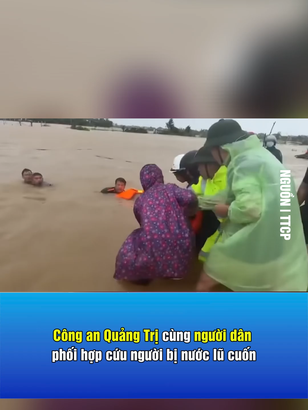 VỪA CỨU ĐƯỢC NGƯỜI, VỪA LẤY ĐƯỢC XE, HÀNG HÓA Khoảng 13h chiều nay, anh C.Thăng đi xe máy giao hàng, đến khu vực chợ Hà Tây (thôn Hà Tây, xã Nam Cửa Việt, tỉnh Quảng Trị) thì bị nước cuốn trôi xe kèm hàng hoá. Khi phát hiện sự việc, lực lượng Công an xã Nam Cửa Việt, tỉnh Quảng Trị đã phối hợp người dân trong khu vực kịp thời cứu người và lặn tìm kiếm tài sản bị lũ cuốn trôi trả lại cho anh Thăng. Với tình hình diễn biến phức tạp do bão số 10 gây ra, Công an xã Nam Cửa Việt cũng đã triển khai lực lượng tại các địa bàn xung yếu, dễ bị ảnh hưởng của bão, lũ để bảo đảm ANTT, giúp người dân ứng phó với bão số 10. Đồng thời, sẵn sàng ứng cứu giúp người dân khi có trường hợp khẩn cấp, cần sự hỗ trợ. #baohaiphong #tiktoknews #haiphong #baoso10