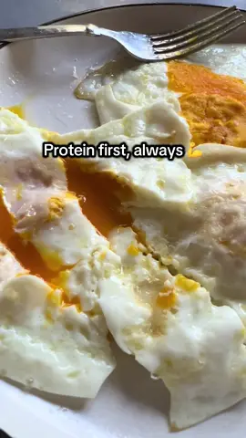 🍳 Morning simplicity → pastured eggs fried up in minutes with just sea salt. Starting the day with protein keeps energy steady, mood balanced, and cravings in check. Sometimes the best meals are the simplest. ✨ Would you eat this for breakfast? 👇 #simplebreakfast 
