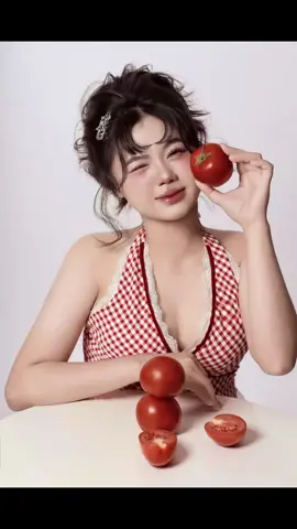Em bé cà chua 🍅  #chupanh #LearnOnTikTok #xuhuong #hautruongchupanh #khichungtacontre 
