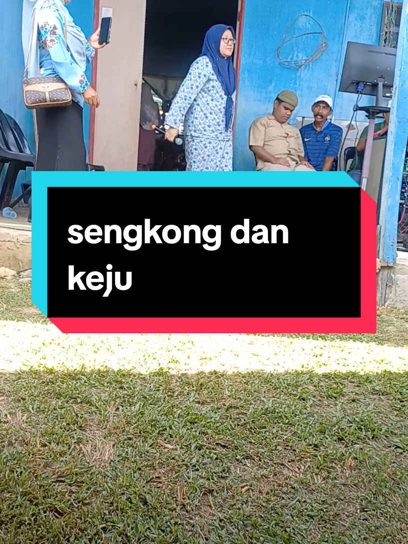 YB turut menyumbangkan sebuah lagu permintaan tuan rumah sempena majlis perkahwinan di Kg. Lentigi 💍✨ Suasana tambah meriah, penuh kenangan indah bersama masyarakat tercinta ❤️ #YBBersamaRakyat #MajlisPerkahwinan #KgLentigi #SantuniMasyarakat #KenanganIndah 